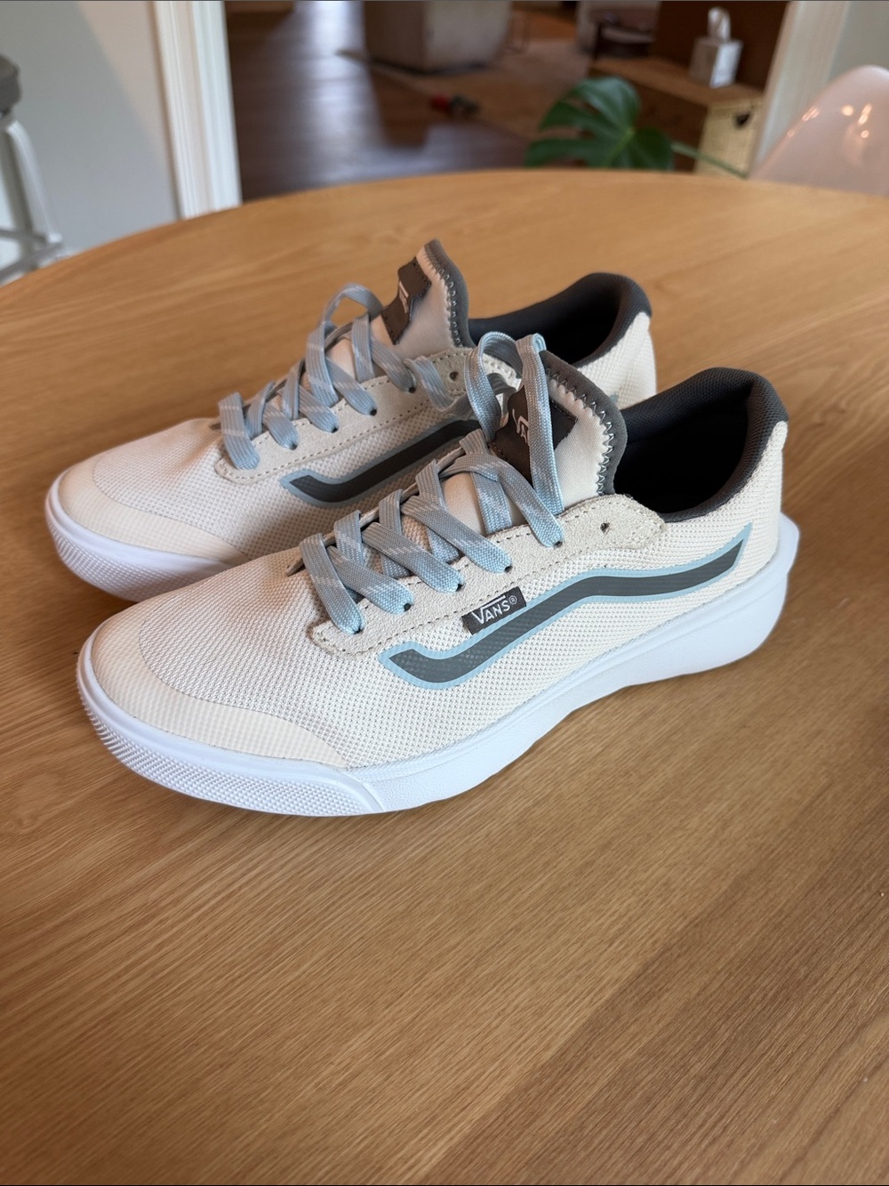 Vans Range EXP women’s sneakers, size 9 / EU 40.